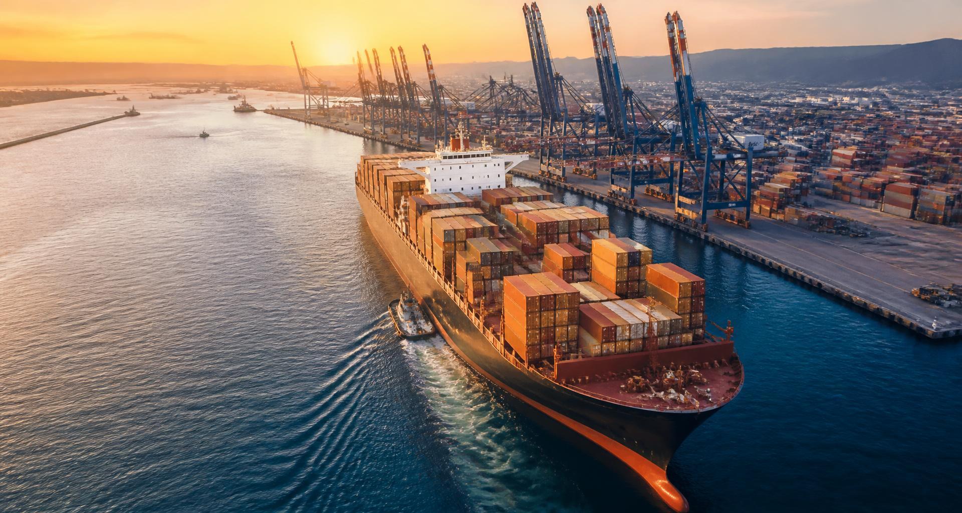 Containerschiff im internationalen Exporthafen bei Sonnenuntergang